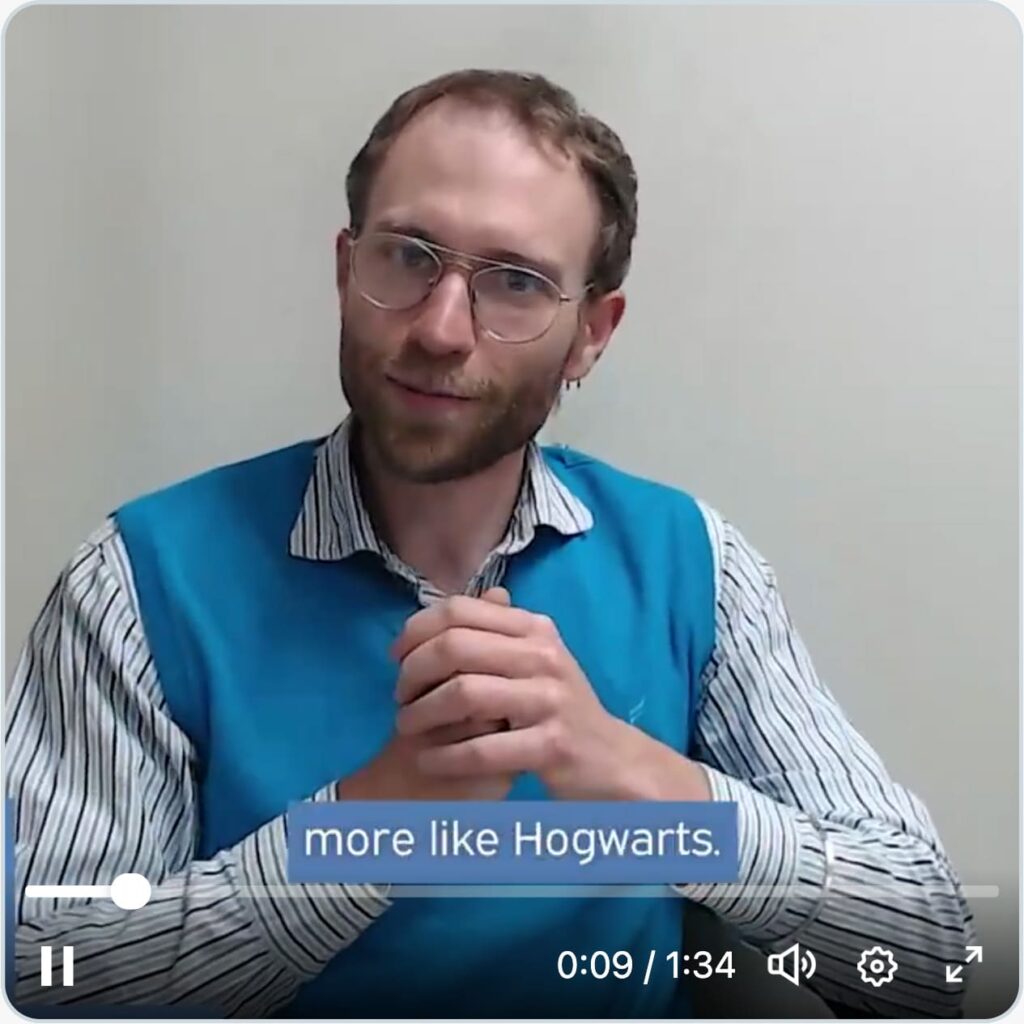 眼鏡をかけた男性研究者が室内で話している(UCL Lunch Hour Lectureの講演映像より)